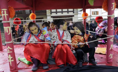 El mal tiempo y las bajas temperaturas no impidieron que decenas de vecinos de Sunbilla salieran a la calle para celebrar sus carnavales.