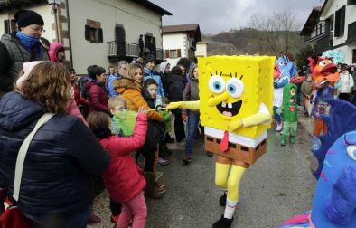 El mal tiempo y las bajas temperaturas no impidieron que decenas de vecinos de Sunbilla salieran a la calle para celebrar sus carnavales.