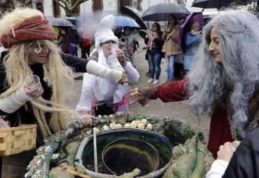 El mal tiempo y las bajas temperaturas no impidieron que decenas de vecinos de Sunbilla salieran a la calle para celebrar sus carnavales.
