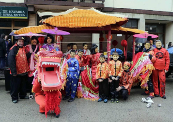 El mal tiempo y las bajas temperaturas no impidieron que decenas de vecinos de Sunbilla salieran a la calle para celebrar sus carnavales.