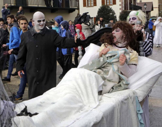 El mal tiempo y las bajas temperaturas no impidieron que decenas de vecinos de Sunbilla salieran a la calle para celebrar sus carnavales.