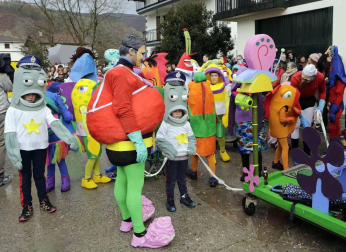 El mal tiempo y las bajas temperaturas no impidieron que decenas de vecinos de Sunbilla salieran a la calle para celebrar sus carnavales.