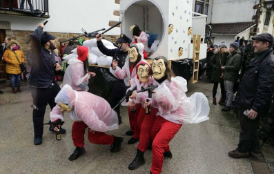 El mal tiempo y las bajas temperaturas no impidieron que decenas de vecinos de Sunbilla salieran a la calle para celebrar sus carnavales.