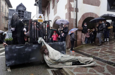 El mal tiempo y las bajas temperaturas no impidieron que decenas de vecinos de Sunbilla salieran a la calle para celebrar sus carnavales.