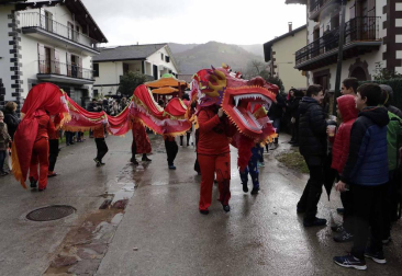 El mal tiempo y las bajas temperaturas no impidieron que decenas de vecinos de Sunbilla salieran a la calle para celebrar sus carnavales.