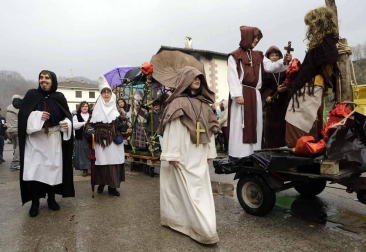 El mal tiempo y las bajas temperaturas no impidieron que decenas de vecinos de Sunbilla salieran a la calle para celebrar sus carnavales.