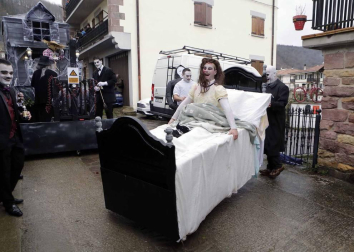 El mal tiempo y las bajas temperaturas no impidieron que decenas de vecinos de Sunbilla salieran a la calle para celebrar sus carnavales.