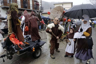 El mal tiempo y las bajas temperaturas no impidieron que decenas de vecinos de Sunbilla salieran a la calle para celebrar sus carnavales.