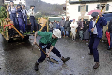 El mal tiempo y las bajas temperaturas no impidieron que decenas de vecinos de Sunbilla salieran a la calle para celebrar sus carnavales.