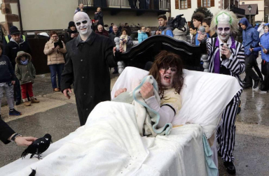 El mal tiempo y las bajas temperaturas no impidieron que decenas de vecinos de Sunbilla salieran a la calle para celebrar sus carnavales.