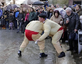 El mal tiempo y las bajas temperaturas no impidieron que decenas de vecinos de Sunbilla salieran a la calle para celebrar sus carnavales.