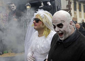 El mal tiempo y las bajas temperaturas no impidieron que decenas de vecinos de Sunbilla salieran a la calle para celebrar sus carnavales.