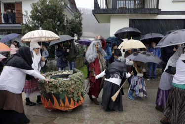 El mal tiempo y las bajas temperaturas no impidieron que decenas de vecinos de Sunbilla salieran a la calle para celebrar sus carnavales.