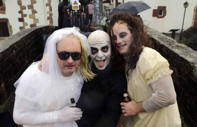 El mal tiempo y las bajas temperaturas no impidieron que decenas de vecinos de Sunbilla salieran a la calle para celebrar sus carnavales.