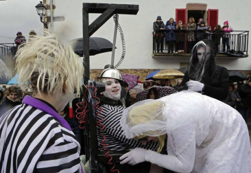 El mal tiempo y las bajas temperaturas no impidieron que decenas de vecinos de Sunbilla salieran a la calle para celebrar sus carnavales.