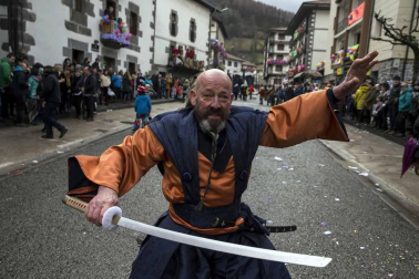 Decenas de vecinos festejaron el carnaval en Leitza con carrozas y un desfile callejero repleto de color