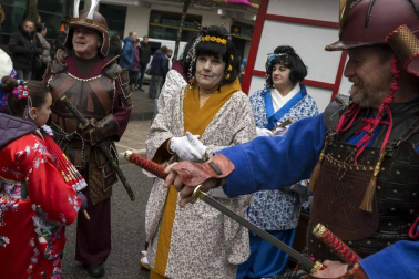 Decenas de vecinos festejaron el carnaval en Leitza con carrozas y un desfile callejero repleto de color