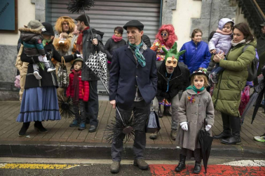 Decenas de vecinos festejaron el carnaval en Leitza con carrozas y un desfile callejero repleto de color