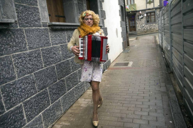 Decenas de vecinos festejaron el carnaval en Leitza con carrozas y un desfile callejero repleto de color