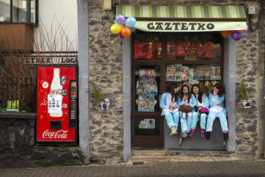 Decenas de vecinos festejaron el carnaval en Leitza con carrozas y un desfile callejero repleto de color