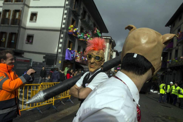 Decenas de vecinos festejaron el carnaval en Leitza con carrozas y un desfile callejero repleto de color