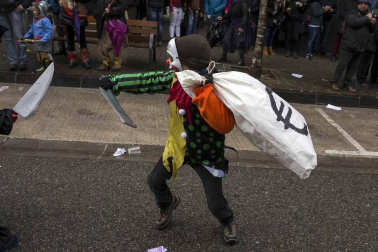 Decenas de vecinos festejaron el carnaval en Leitza con carrozas y un desfile callejero repleto de color
