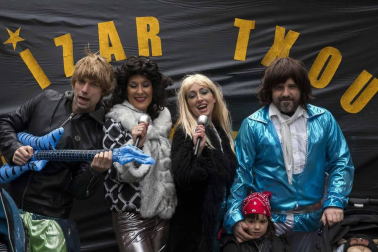 Decenas de vecinos festejaron el carnaval en Leitza con carrozas y un desfile callejero repleto de color