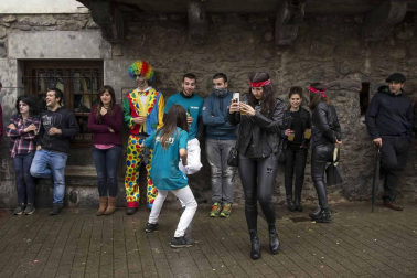 Decenas de vecinos festejaron el carnaval en Leitza con carrozas y un desfile callejero repleto de color