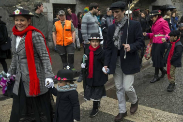 Decenas de vecinos festejaron el carnaval en Leitza con carrozas y un desfile callejero repleto de color