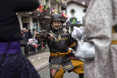 Decenas de vecinos festejaron el carnaval en Leitza con carrozas y un desfile callejero repleto de color
