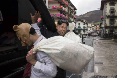 Decenas de vecinos festejaron el carnaval en Leitza con carrozas y un desfile callejero repleto de color