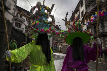 Decenas de vecinos festejaron el carnaval en Leitza con carrozas y un desfile callejero repleto de color