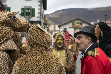 Decenas de vecinos festejaron el carnaval en Leitza con carrozas y un desfile callejero repleto de color