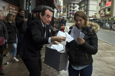 Decenas de vecinos festejaron el carnaval en Leitza con carrozas y un desfile callejero repleto de color