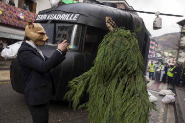 Decenas de vecinos festejaron el carnaval en Leitza con carrozas y un desfile callejero repleto de color