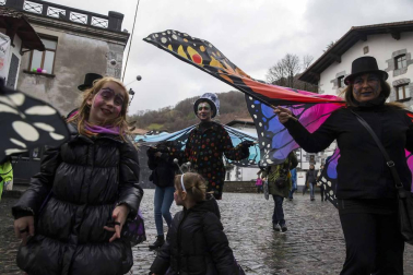 Decenas de vecinos festejaron el carnaval en Leitza con carrozas y un desfile callejero repleto de color