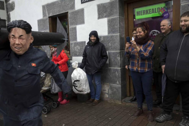 Decenas de vecinos festejaron el carnaval en Leitza con carrozas y un desfile callejero repleto de color