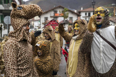 Decenas de vecinos festejaron el carnaval en Leitza con carrozas y un desfile callejero repleto de color