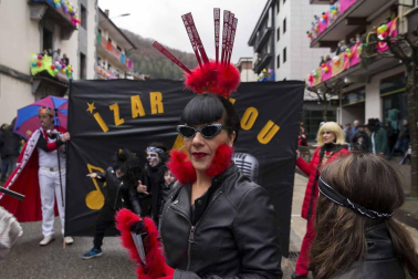 Decenas de vecinos festejaron el carnaval en Leitza con carrozas y un desfile callejero repleto de color