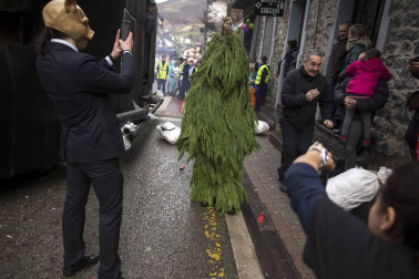 Decenas de vecinos festejaron el carnaval en Leitza con carrozas y un desfile callejero repleto de color