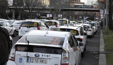 Varios taxis han comenzado a ser retirados por grúas en el paseo de la Castellana de Madrid donde los taxistas mantienen una concentración en el marco de la huelga del sector