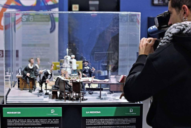 El Planetario de Pamplona acoge desde este lunes la exposición "Plasti Historia de la Ciencia", una muestra que, en veinte vitrinas, recorre acontecimientos científicos trascendentales desde el descubrimiento de la piedra, el fuego y los metales hasta la era de las telecomunicaciones.