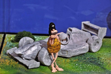 El Planetario de Pamplona acoge desde este lunes la exposición "Plasti Historia de la Ciencia", una muestra que, en veinte vitrinas, recorre acontecimientos científicos trascendentales desde el descubrimiento de la piedra, el fuego y los metales hasta la era de las telecomunicaciones.