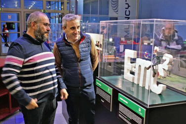 El Planetario de Pamplona acoge desde este lunes la exposición "Plasti Historia de la Ciencia", una muestra que, en veinte vitrinas, recorre acontecimientos científicos trascendentales desde el descubrimiento de la piedra, el fuego y los metales hasta la era de las telecomunicaciones.