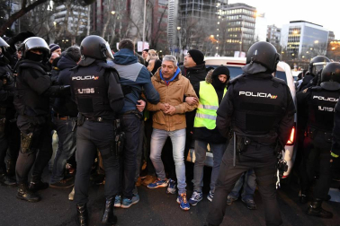 Varios taxis han comenzado a ser retirados por grúas en el paseo de la Castellana de Madrid donde los taxistas mantienen una concentración en el marco de la huelga del sector