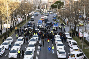 Varios taxis han comenzado a ser retirados por grúas en el paseo de la Castellana de Madrid donde los taxistas mantienen una concentración en el marco de la huelga del sector
