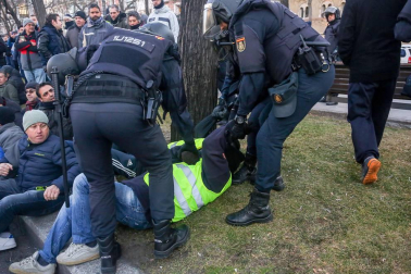 Varios taxis han comenzado a ser retirados por grúas en el paseo de la Castellana de Madrid donde los taxistas mantienen una concentración en el marco de la huelga del sector