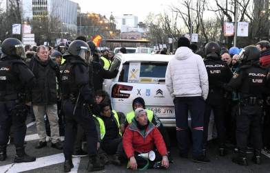 Varios taxis han comenzado a ser retirados por grúas en el paseo de la Castellana de Madrid donde los taxistas mantienen una concentración en el marco de la huelga del sector
