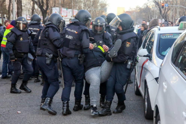 Varios taxis han comenzado a ser retirados por grúas en el paseo de la Castellana de Madrid donde los taxistas mantienen una concentración en el marco de la huelga del sector