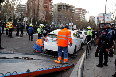 Varios taxis han comenzado a ser retirados por grúas en el paseo de la Castellana de Madrid donde los taxistas mantienen una concentración en el marco de la huelga del sector